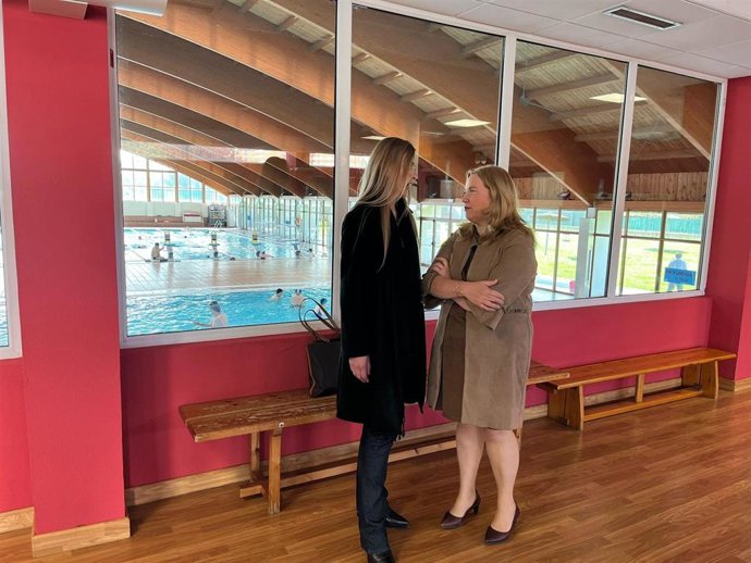 La alcaldesa de Burgos junto a la concejala de Deportes.