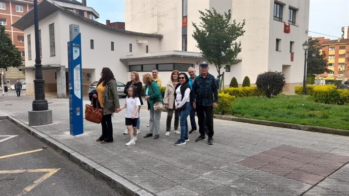 Vecinos que solicitan una marquesina en la parada del TUA situada en la calle Alonso de Proaza, a la altura de la iglesia y del parque San Francisco Javier, en el barrio de La Tenderina.