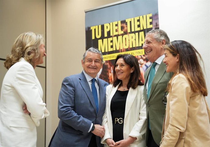 El consejero de Sanidad, Presidencia y Emergencias, Antonio Sanz (2i), junto a la presidenta de la Asociación Española contra el Cáncer (AECC), Magdalena Cantero Sosa (c), durante la rueda de prensa sobre la campaña para la prevención de cáncer de piel.