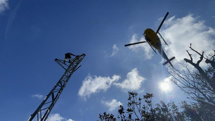 Endesa refuerza la red eléctrica trabajando con un helicóptero en Es Grau y Alaior