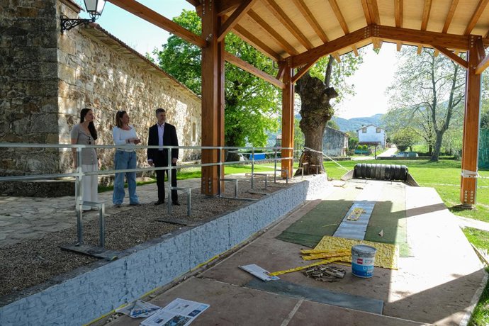 El consejero de Cultura, Turismo y Deporte, Luis Martínez Abad, visita los trabajos de cubrición de la bolera de San Pedruco en Ampuero
