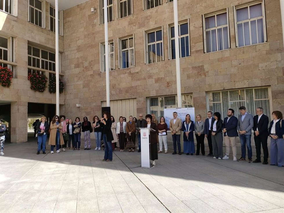 Concentración contra la violencia de género en el Ayuntamienot de Logroño
