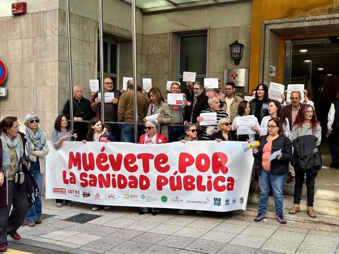 Protesta en defensa de un sistema público de calidad y de la atención primaria en el centro de salud de la Lila, en Oviedo.