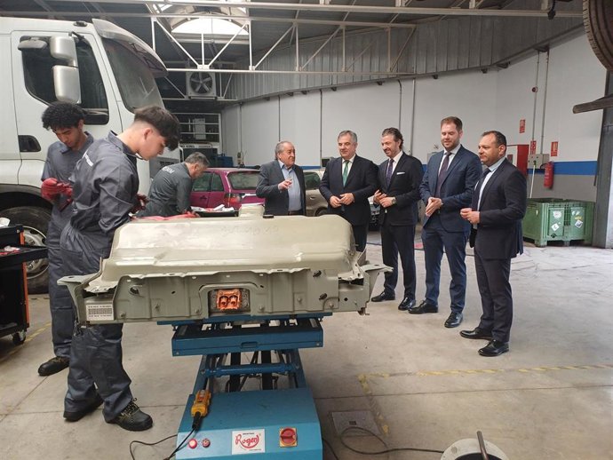 El consejero de Medio Ambiente, Universidades, Investigación y Mar Menor, Juan María Vázquez, junto al presidente del Gremio Regional de Talleres de Reparación de Automóviles de la Región de Murcia (Gretamur), Pepe de la Cruz, y el presidente de la Federa