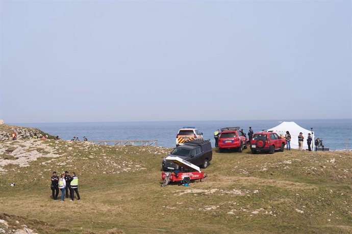 Archivo - Equipos de rescate y servicios de emergencias trabajan en el lugar de los hechos, la playa de El Bocal, a 4 de marzo de 2026, en Santander, Cantabria (España). 
