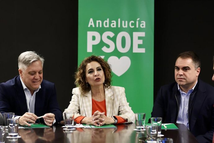 La secretaria general del PSOE-A y candidata a la Presidencia de la Junta de Andalucía, María Jesús Montero, mantiene una reunión con el comité de empresa del Servicio de Ayuda a Domicilio de Cádiz. A 10 de abril de 2026 en Cádiz (Andalucía, España). La s