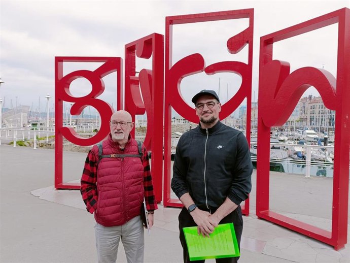 Román Torre (dcha), portavoz del Observatorio Xixonés de Movilidad, y Paco Ramos, portavoz de Ecoloxistes n'Aición d'Asturies.