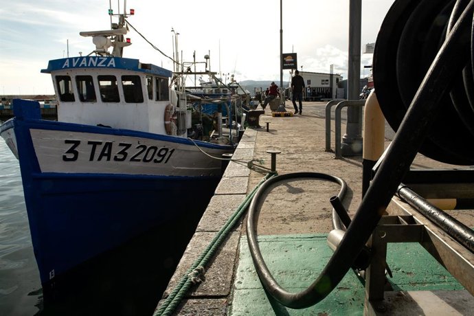 Archivo - Un barco de pesca reposta, a 10 de marzo de 2026, en Palamós, Girona, Catalunya (España). Aunque el ministro de Agricultura y Pesca anunciaba ayer que el Gobierno estaba preparando medidas para paliar la subida de los combustibles lo cierto es q