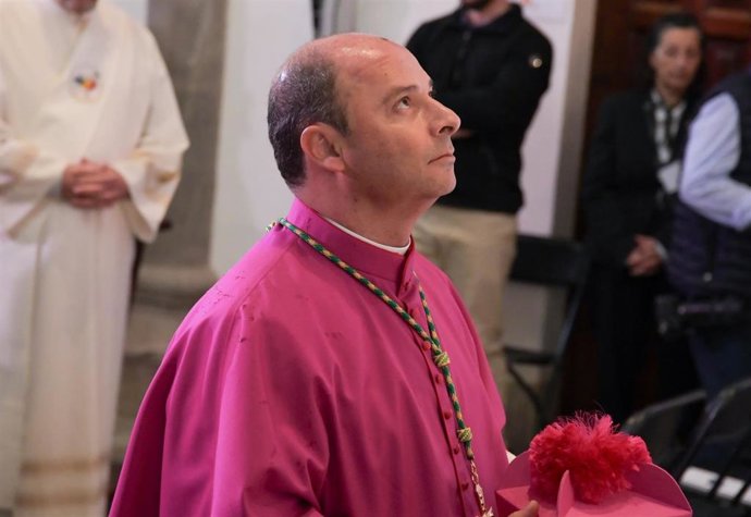 Archivo - El nuevo Obispo de Tenerife, Eloy Santiago, durante su toma de posesión en la Catedral de San Cristóbal de La Laguna, a 1 de mayo de 2025, en La Laguna, Santa Cruz de Tenerife, Canarias (España). El nuncio apostólico en España, Bernardito Cleopa