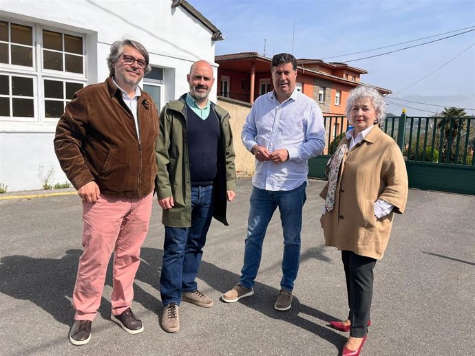El diputado por Asturias del Partido Popular en el Congreso de los Diputados, Silverio Argüelles, juntos miembros del PP, frente al cuartel de la Guardia Civil de Pravia.
