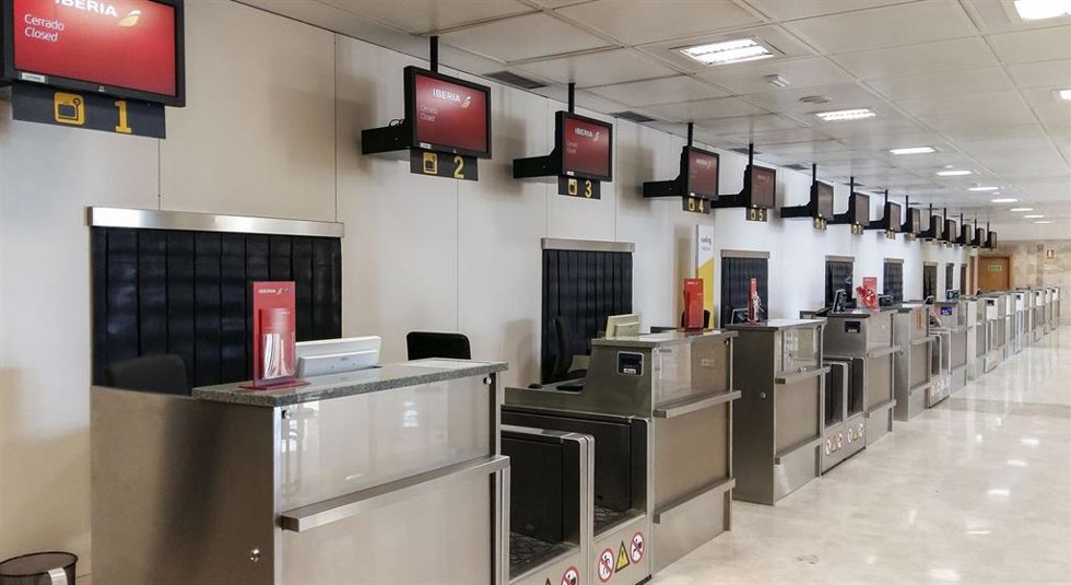 Archivo - Zona de facturación en la terminal del aeropuerto de Granada.