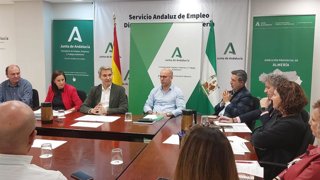 El delegado de Empleo, Empresa y Trabajo Autónomo de la Junta en Almería, Amós García Hueso, preside la reunión de la mesa de trabajo conjunta entre el sector hostelero y el SAE.