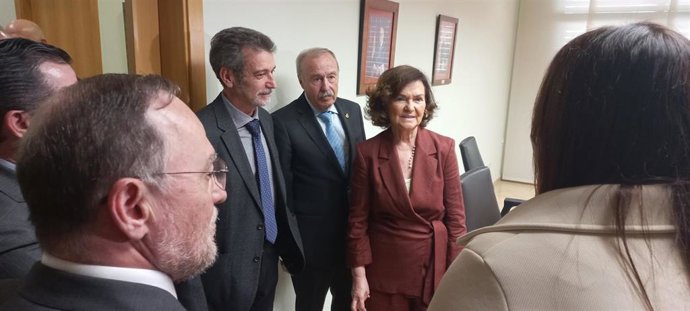 La presidenta del Consejo de Estado, Carmen Calvo, saluda a los consejeros del Consejo Jurídico de la Región de Murcia en compañía de su presidente, Antonio Gómez Fayrén