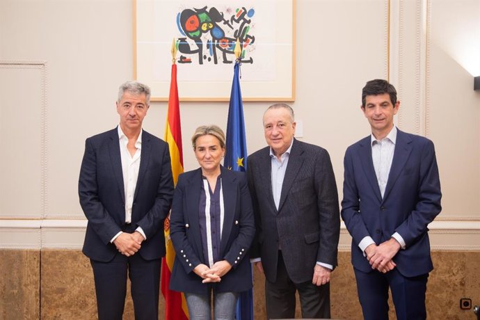 De izq. A dcha., el vicepresidente de LaLiga y CEO del Atlético, Miguel Ángel Gil; la ministra Milagros Tolón; el director de Ingresos y Operaciones del Atlético, Óscar Mayo; y los presidentes de Villarreal y de Alavés, Fernando Roig y Alfonso Fernández.