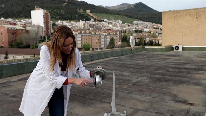 Una profesional del Hospital de Jaén maneja el captador de pólenes.