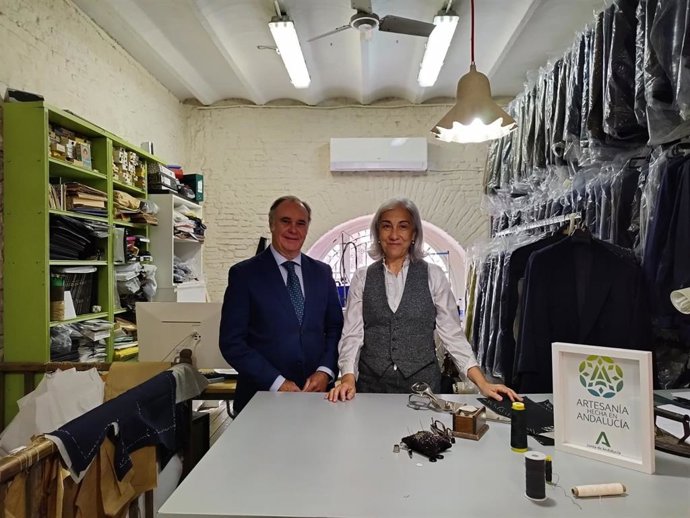 El delegado territorial de Empleo, Antonio Augustín, junto a la sastre Ana O'Kean.