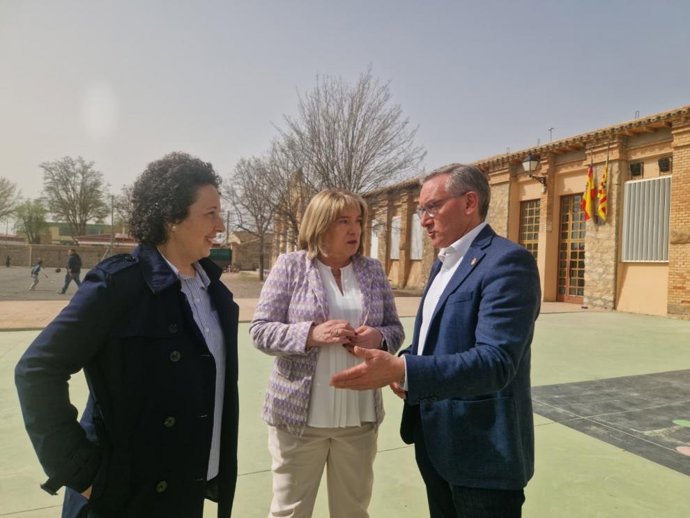 La consejera de Educación en funciones Tomasa Hernández y el presidente de la institución provincial Joaquín Juste han visitado hoy el CRA Cuna del Jiloca, en Santa Eulalia.
