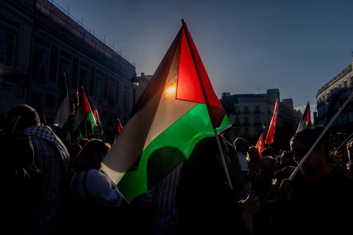 Archivo - Varias personas con banderas palestinas, durante una concentración en la Puerta del Sol en solidaridad con Palestina, a 15 de octubre de 2025, en Madrid (España). Hoy está convocada una huelga general y estudiantil en toda España en apoyo al pue