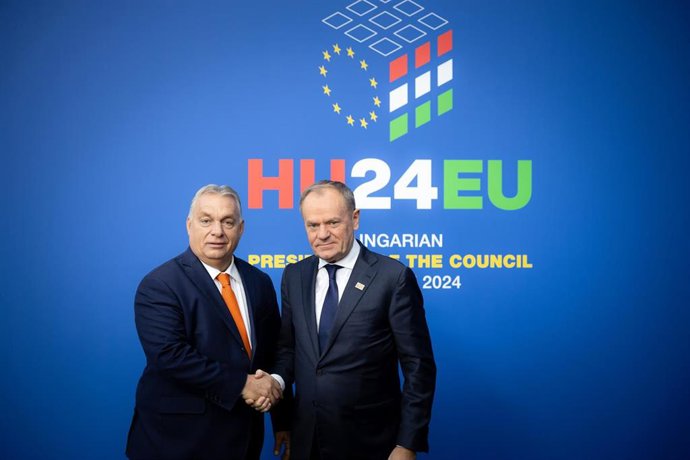 Archivo - El primer ministro húngaro, Viktor Orbán, estrecha la mano de su colega de Polonia, Donald Tusk, en una cumbre informal celebrada en Budapest en 2024. 