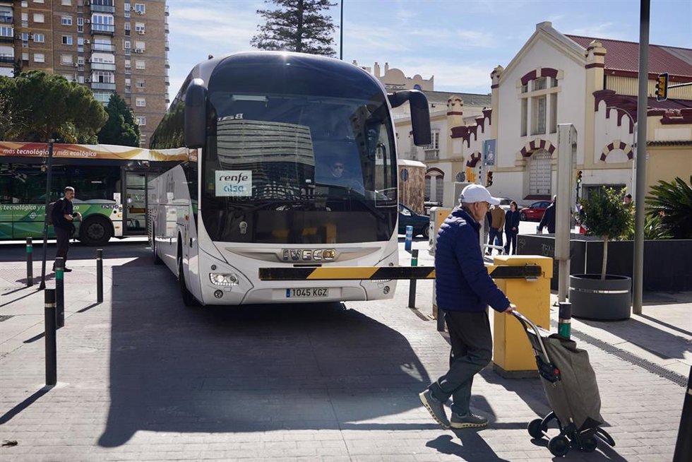 Archivo - Pasajeros de la línea de alta velocidad Madrid-Málaga llegando a la capital malagueña en autobús desde Antequera