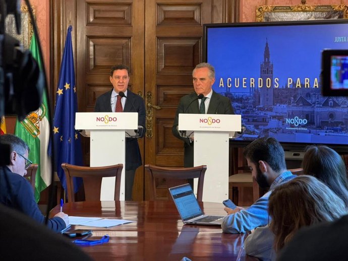 El portavoz del Gobierno municipal de Sevilla, Juan Bueno, junto al delegado de Urbanismo, Juan de la Rosa.