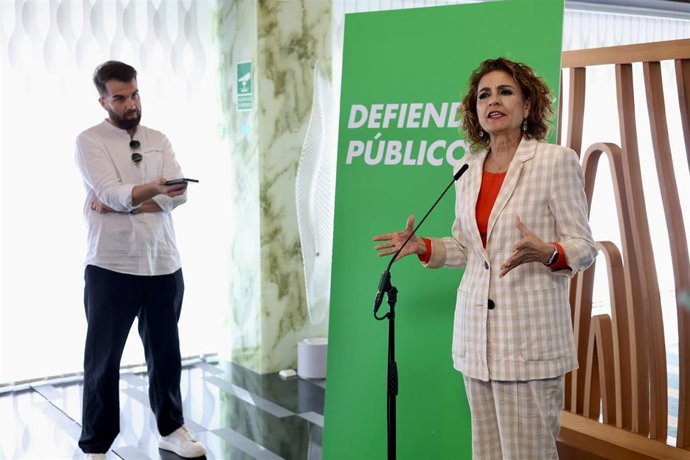 La secretaria general del PSOE-A y candidata a la Presidencia de la Junta de Andalucía, María Jesús Montero, este viernes en declaraciones a los medios en Cádiz. 