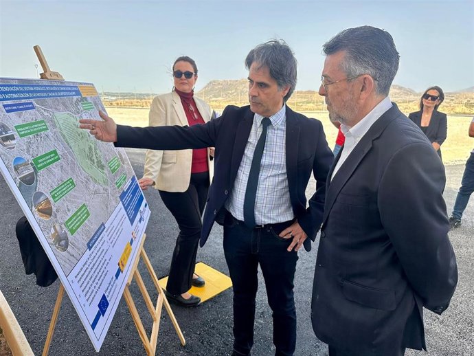 El subdelegado del Gobierno en Alicante, Manuel Pineda, junto al presidente de la Mancomunidad de los Canales del Taibilla, Juan Cascales