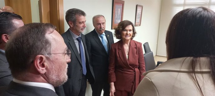 A presidente do Conselho de Estado, Carmen Calvo, cumprimenta os membros do Conselho Jurídico da Região de Múrcia, na companhia de seu presidente, Antonio Gómez Fayrén