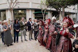 Ramón Fernández-Pacheco y otras autoridades, durante el desfile celebrado en Almería con motivo de la presentación del cartel oficial de las Fiestas de Moros y Cristianos de Mojácar.