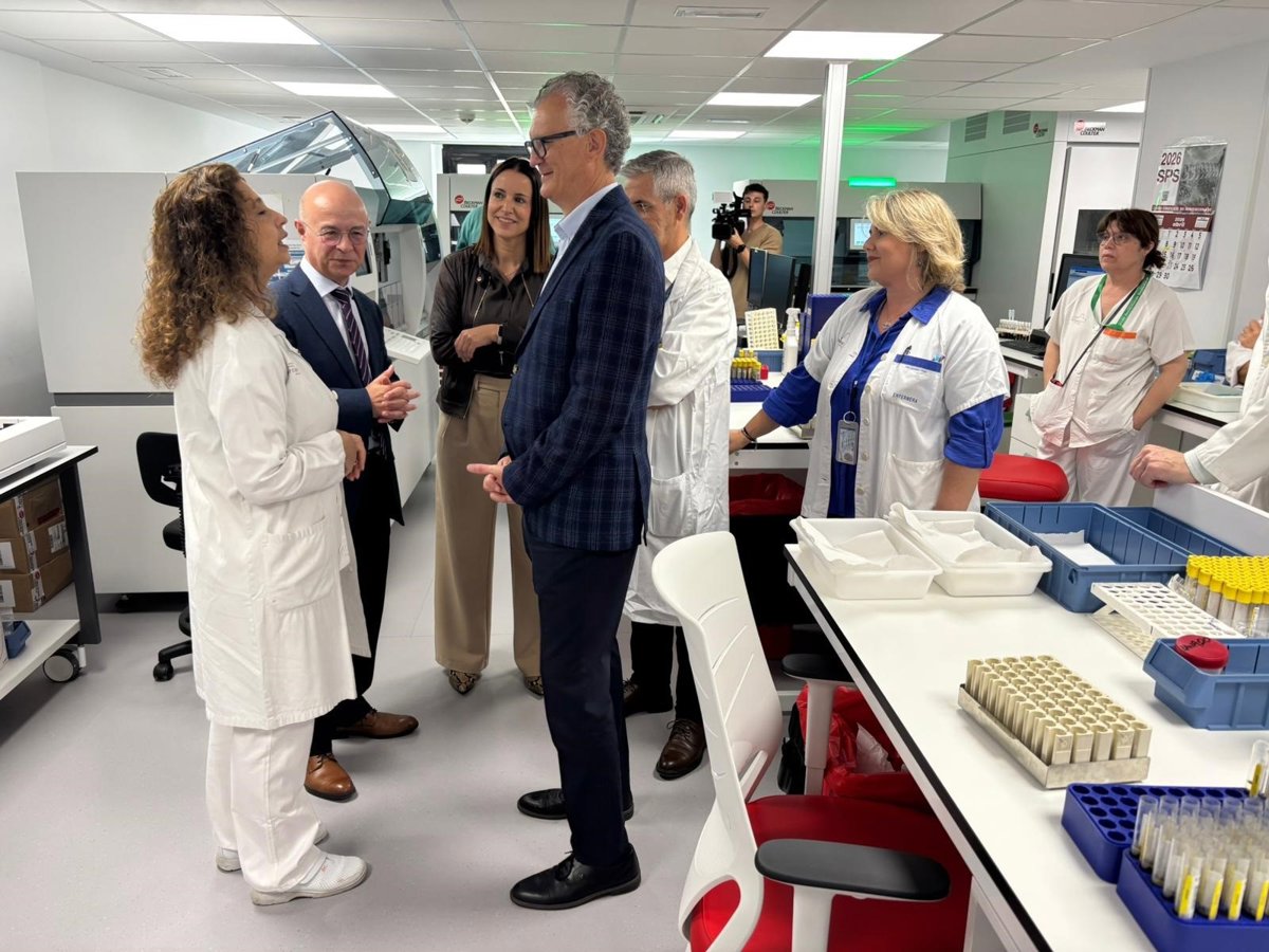 El nuevo laboratorio del hospital Morales Meseguer gestiona 1.800 analíticas y 4.650 muestras diarias