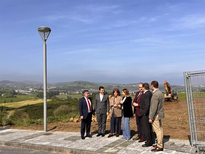 La presidenta, María José Sáenz de Buruaga, el consejero Roberto Media o la alcaldesa de Polanco, Rosa Díaz, en el inicio de la promoción de viviendas en el barrio Mijares de Polanco