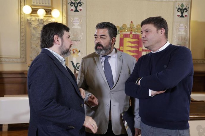 El concejal de Tráfico y Mlovilidad de Valladolid, Alberto Gutiérrez Alberca, en el centro, junto a responsables de Lightsource bp.