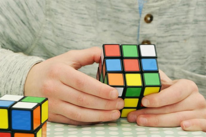 Un usuario del Cubo de Rubik.