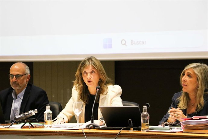 La rectora de la ULE, Nuria González (centro), durante la reunión del Claustro celebrada este viernes en la que se han aprobado los nuevos Estatutos.
