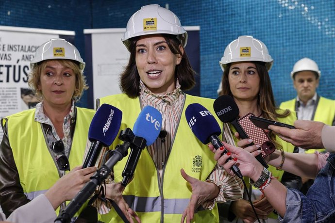 La ministra de Ciencia, Innovación y Universidades, Diana Morant (c), durante una visita a la piscina municipal de Benetússer