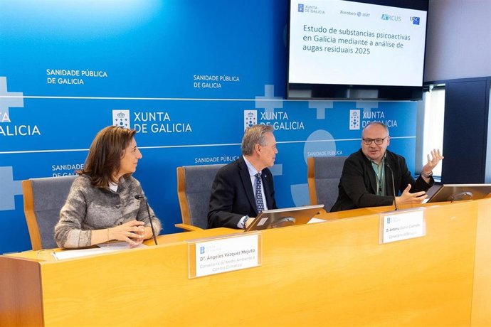 El conselleiro de Sanidade, Antonio Gómez Caamaño; la conselleira de Medio Ambiente e Cambio Climático, Ángeles Vázquez; y el investigador del área Químico Analítica de la USC, José Benito Quintana, presentan los resultados del estudio