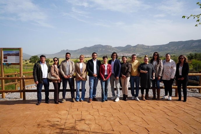 Autoridades en el mirador turístico de Hornachos