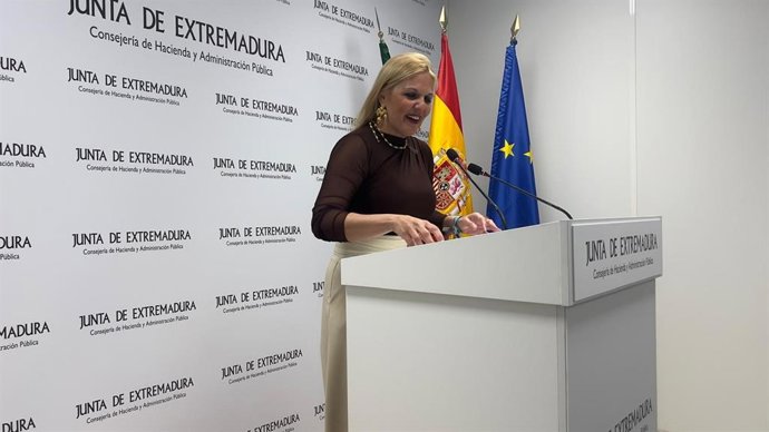La portavoz de la Junta de Extremadura, Elena Manzano, en rueda de prensa