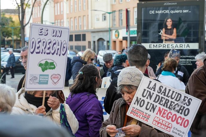 Archivo - Manifestantes en la Facultad de Medicina de Sevilla durante la convocatoria de la Coordinadora Andaluza de Mareas Blancas en apoyo a la Iniciativa Legislativa Popular (ILP) en defensa de la sanidad pública que debate el Parlamento andaluz.  