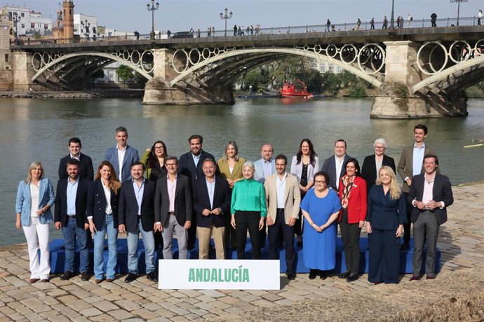 Foto de familia de los miembros de la candidatura del PP de Sevilla para las próximas elecciones autonómicas.
