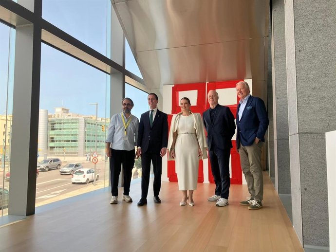 La presidenta del Govern, Marga Prohens, y el presidente del Consell de Mallorca, Llorenç Galmés, visitan la feria de arte contemporáneo Art Cologne Palma Mallorca.
