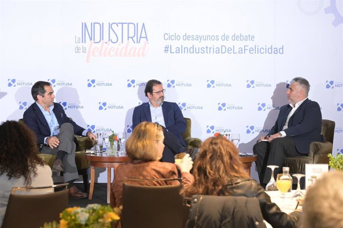 El consejero delegado de Volotea, Carlos Muñoz, y el  presidente de ALA, Javier Gándara, participan en La Industria de la Felicidad.