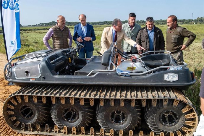 Presentación del nuevo vehículo anfibio del Servicio de Control de Plagas de la Diputación de Huelva.