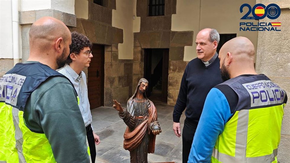 Momento de la entrega de la talla desaparecida.