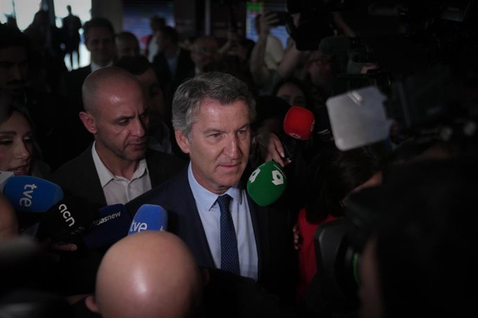 El presidente del Prtido Popular, Alberto Núéz Feijóo (c), a su llegada al European Pulse Forum 2026, a 10 de abril de 2026, en Barcelona, Catalunya (España). El foro, organizado por el periódico digital POLITICO & beBartlet, reúne a altos responsables po