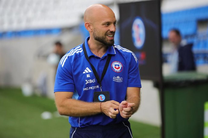 Futbol, Chile vs Argentina. Copa UC Sub 17, 2025. El entrenador de Chile Ariel Leporati, es fotgrafiado durante  el partido de la Copa UC Sub 17 contra Argentina realizado en el estadio Claro Arena de Santiago, Chile. 20/12/2025 Felipe