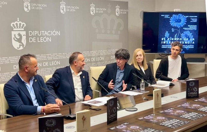 El presidente de la Diputación de León, Gerardo Álvarez Courel (segundo por la iziquierda), durante la presentación de la exposición 'El tiempo de la interferencia', que albergará desde mañana la Sala Provincia del ILC.