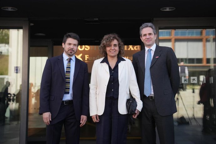 El presidente de beBartlet, Adrián Jofre, la secretaria general del PPE, Dolors Monserrat, y el director regional de POLITICO, Jamil Anderlini, durante el European Pulse Forum