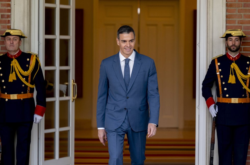 El presidente del Gobierno, Pedro Sánchez, recibe al presidente de la República de Botsuana, en el Palacio de La Moncloa, a 10 de abril de 2026, en Madrid (España).