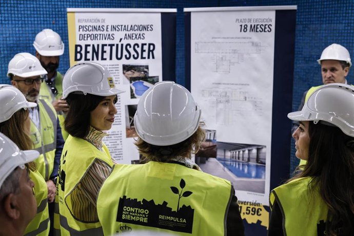 La ministra de Ciencia, Innovación y Universidades, Diana Morant (2i), durante una visita a la piscina municipal de Benetússer